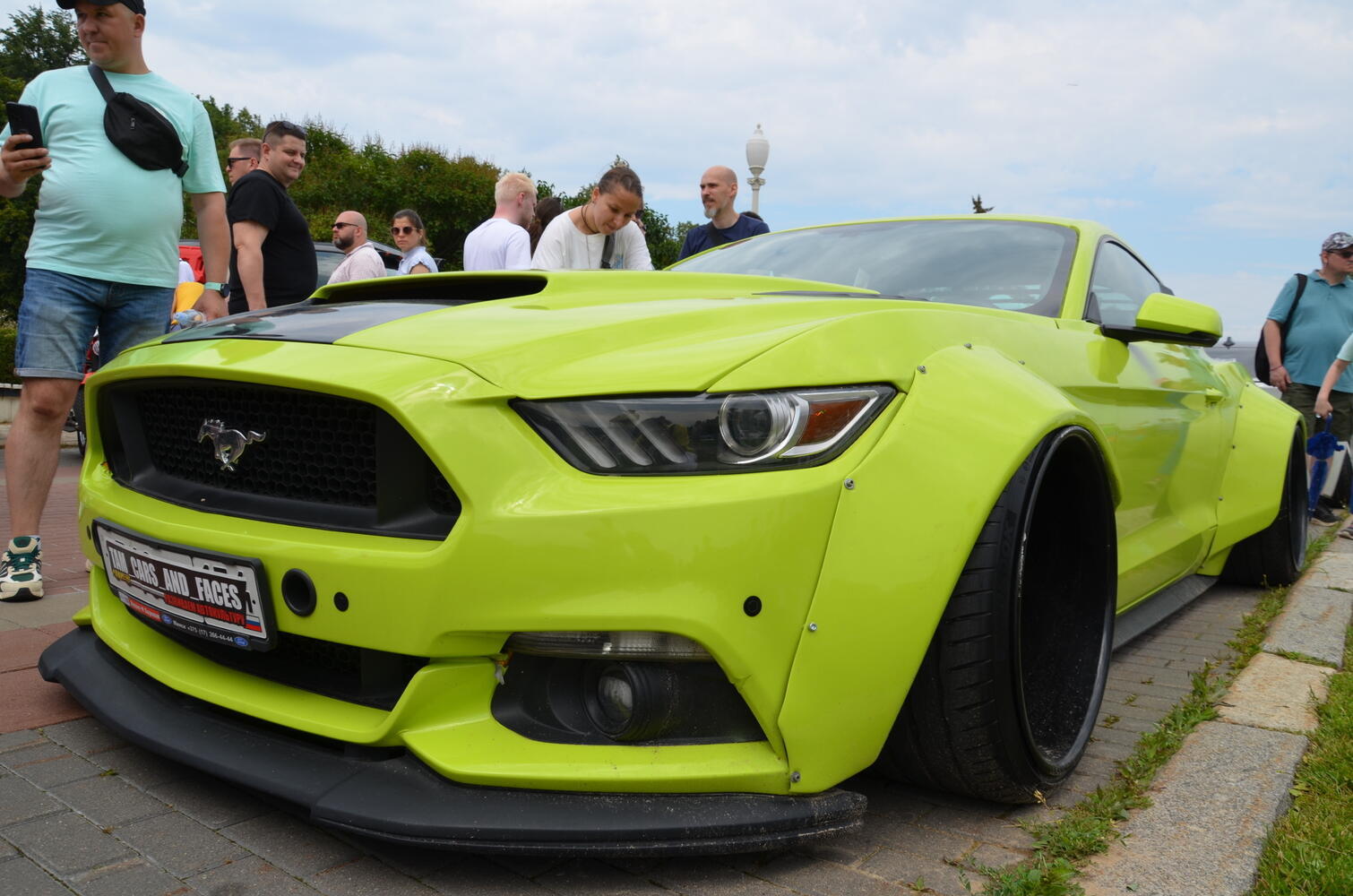 Ретро-автомобиль на выставке