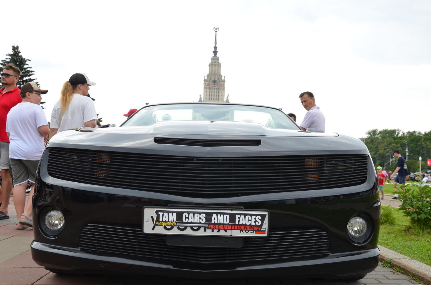 Ретро-автомобиль на выставке