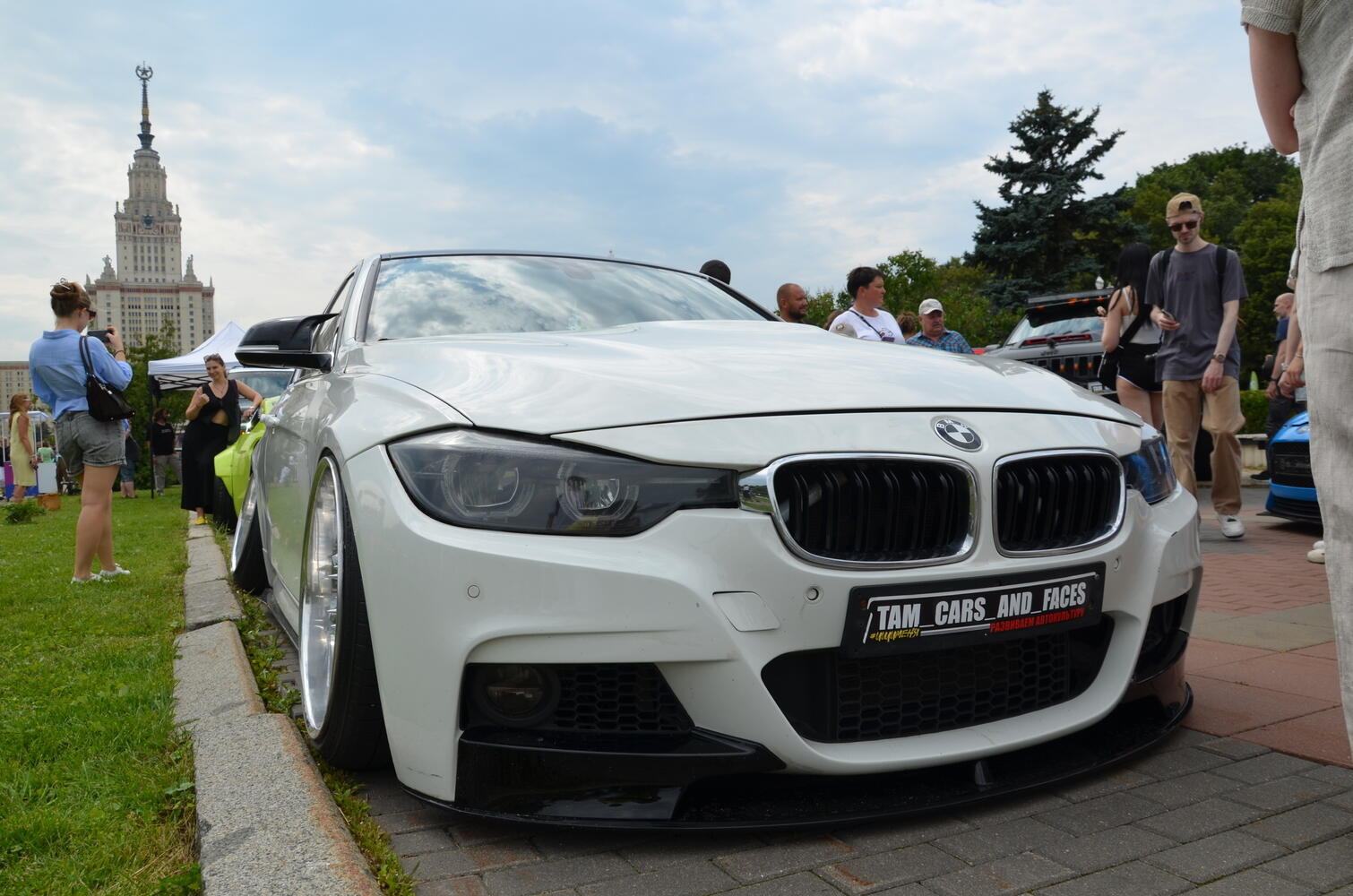 Ретро-автомобиль на выставке