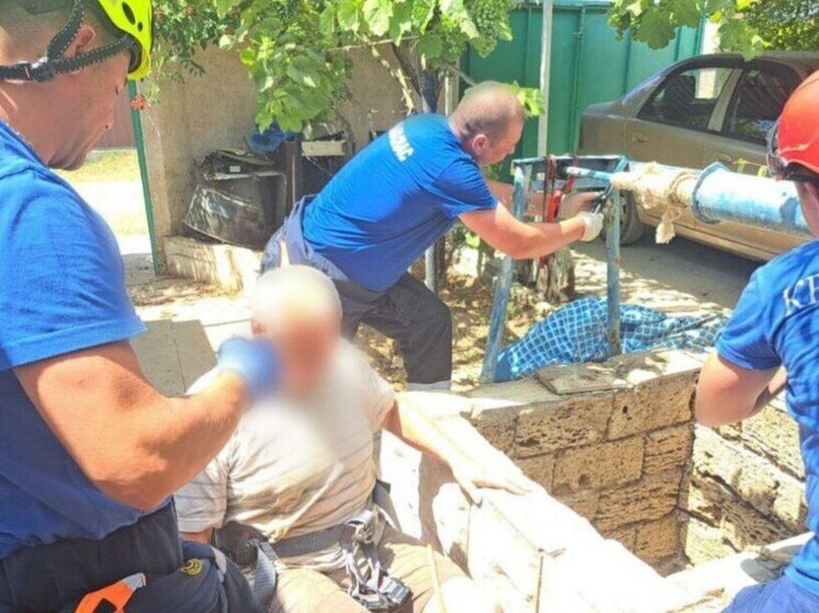В Евпатории пожилой мужчина упал в колодец глубиной 8 метров