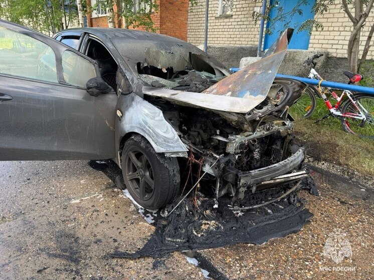 В Стрежевом сгорел легковой автомобиль