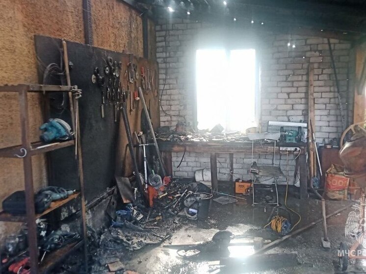 В Калининграде загорелась крыша частного дома