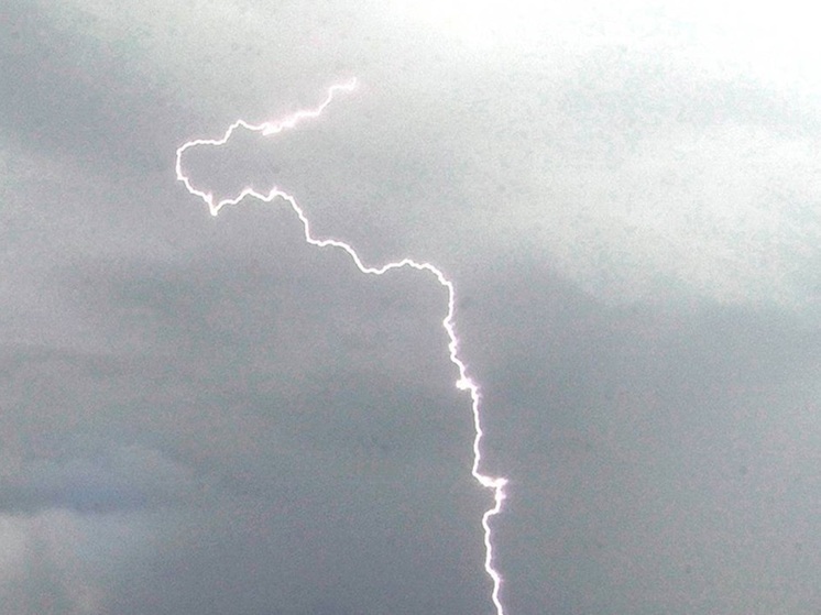 Москвичей предупредили о сильных ливнях и граде во вторник