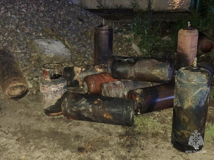 В Ужуре ночью горел дом и гараж с газовыми баллонами