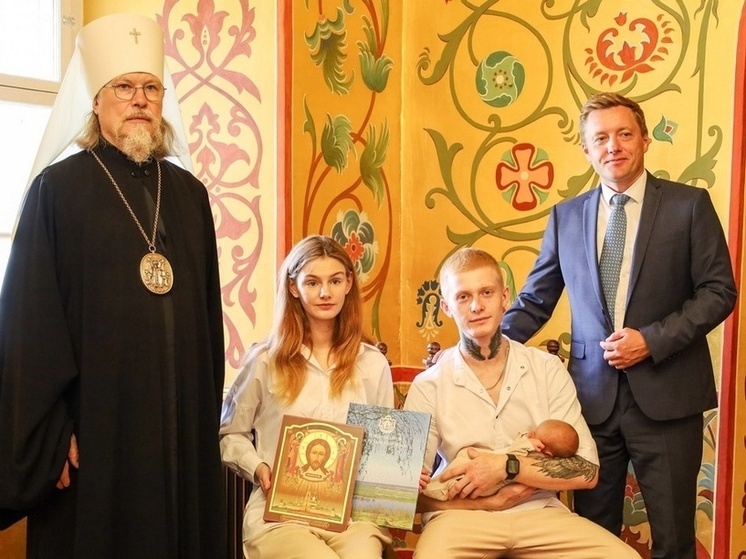 Церемонию регистрации первенца молодой семьи провели в Рязанском кремле