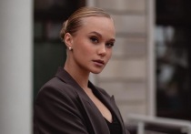 24-летняя спортивная гимнастка Ангелина Мельникова поделилась результатами необычной фотосессии. Олимпийская чемпионка - 2020 в командном первенстве надела туфли на высоком каблуке и попозировала на бревне.