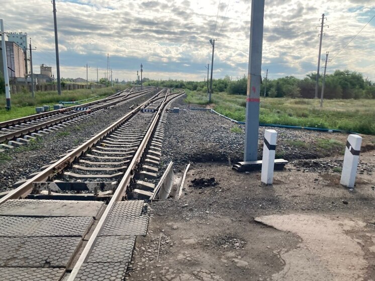 При укладке бетонных лотков в Саратовской области рабочий получил травму