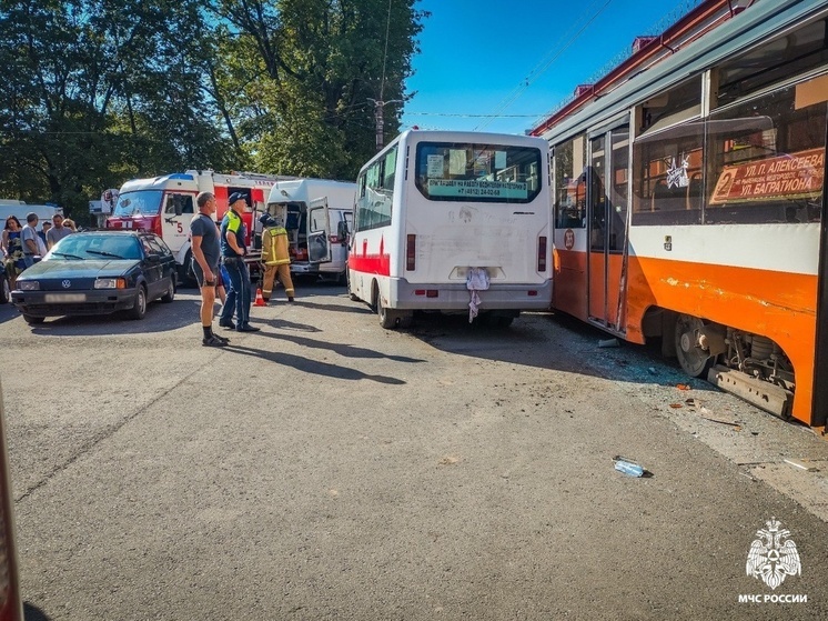 В Смоленске маршрутка столкнулась с трамваем