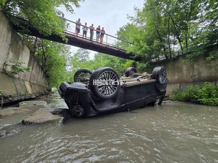 Стало известно, что с водителем упавшего в реку с моста «Гелика» во Владивостоке