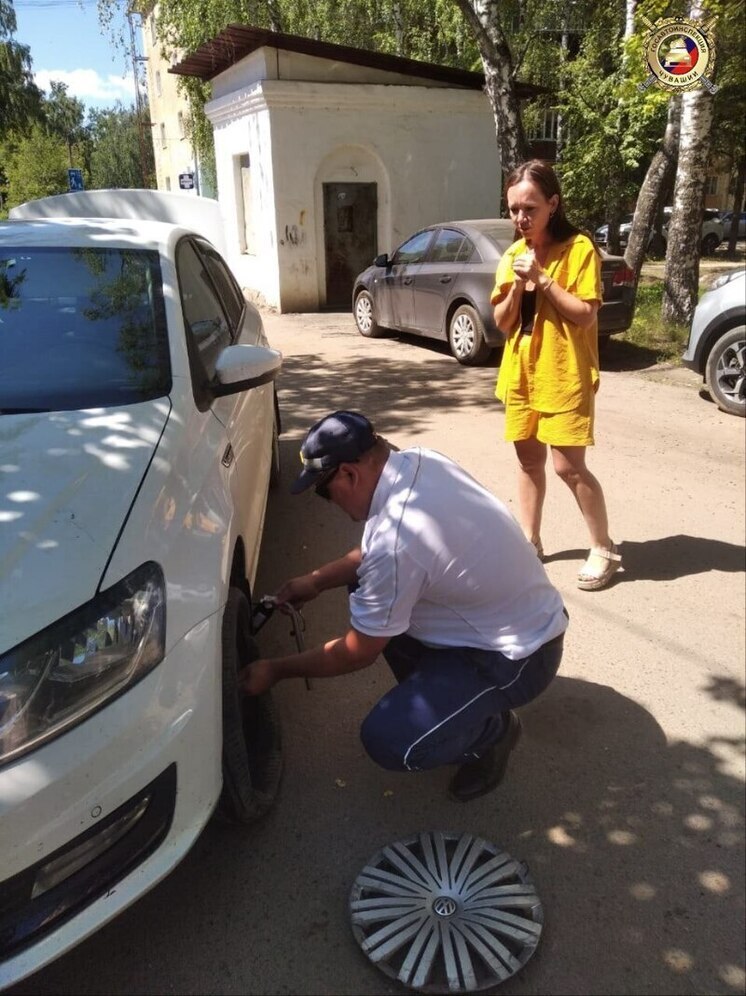 Инспекторы ГАИ в Канаше помогли автоледи с пробитым колесом