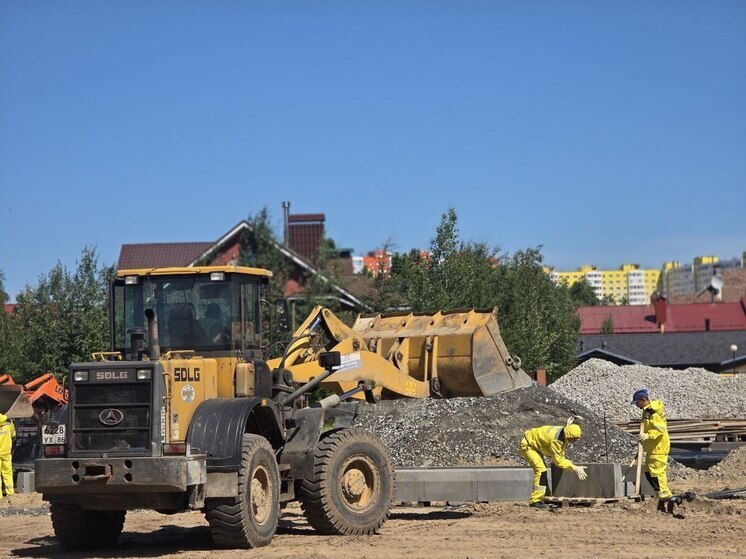 В Сургуте продолжается строительство крупной парковки в 37-м микрорайоне