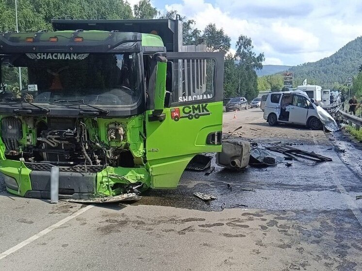 «Ниссан» всмятку: мать и двое детей погибли в жестком ДТП на Алтае