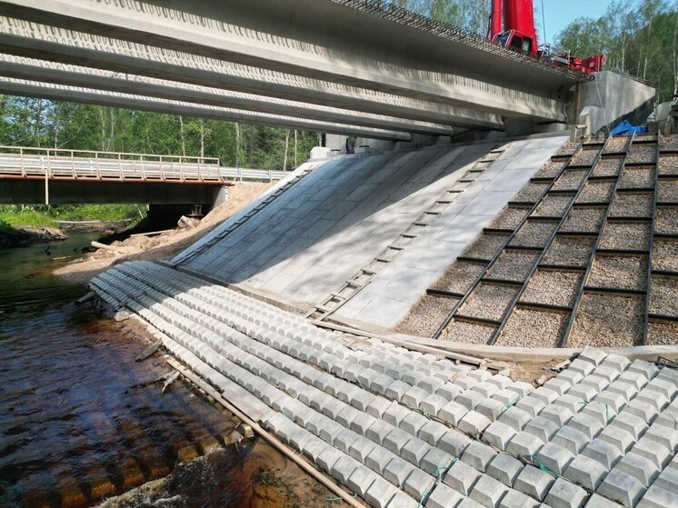 На мосту через реку Черная в Псковском районе завершили монтаж балок
