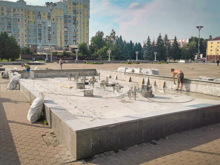 В Брянске ремонтируют фонтан на площади Партизан