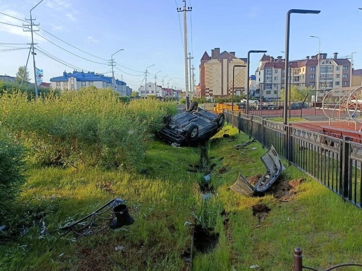 В Яр-Сале автомобиль вылетел с дороги и перевернулся
