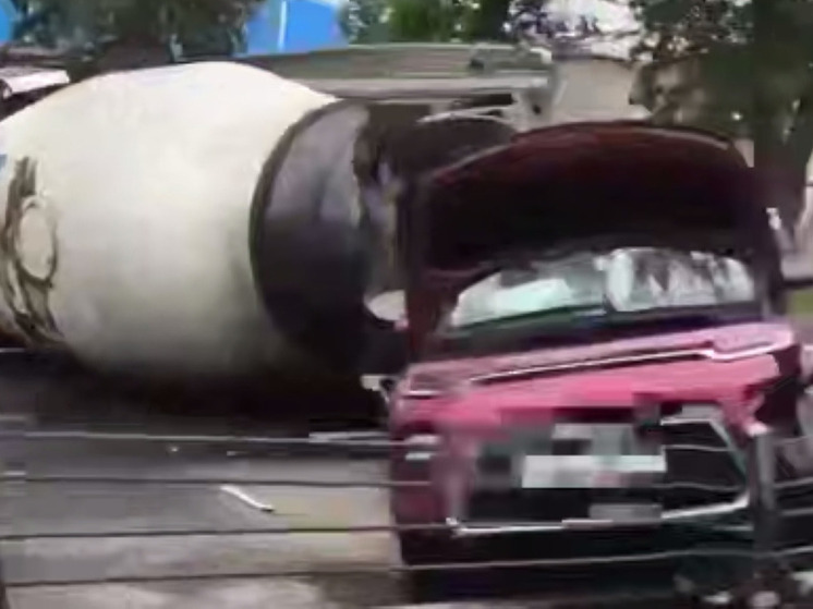 Бетономешалка расплющила легковушку на Дмитровском шоссе в Подмосковье