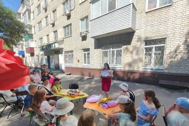 Пензенцы читают книги под открытым небом в рамках летнего проекта