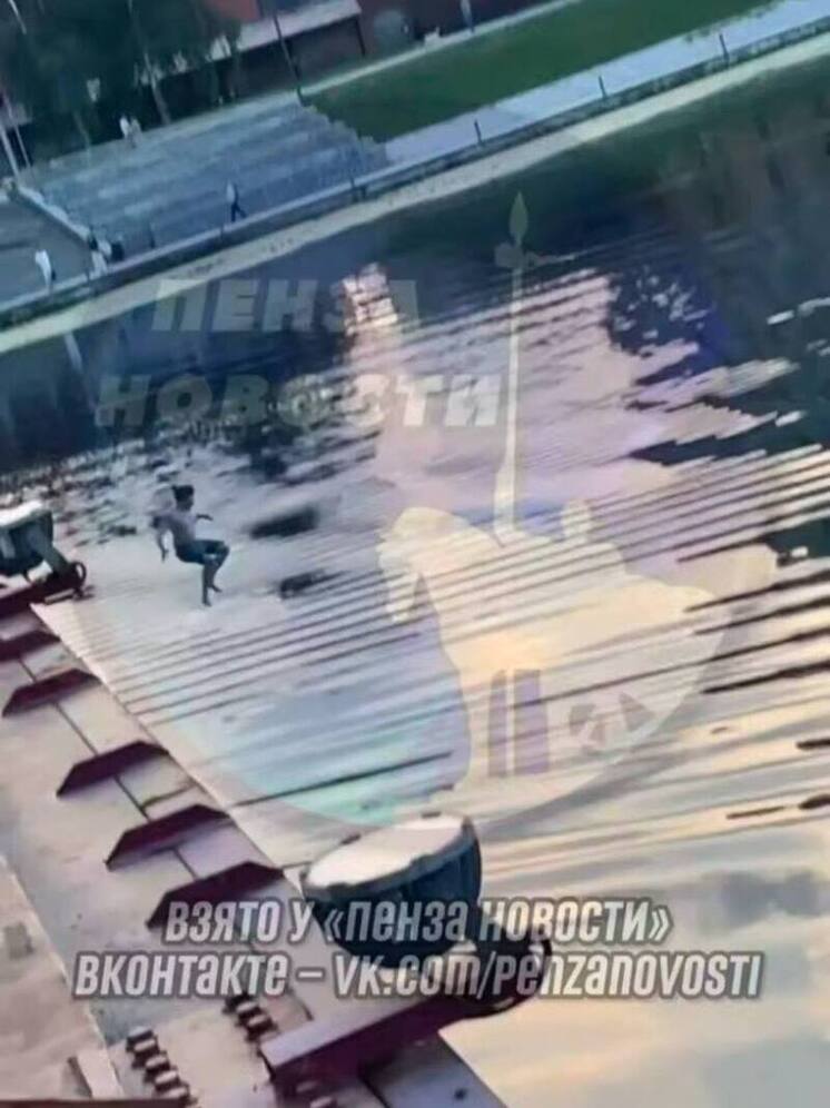 Пензенские подростки массово прыгают с моста Дружбы в Суру