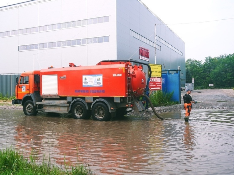 В Великом Новгороде продолжается борьба с последствиями стихии