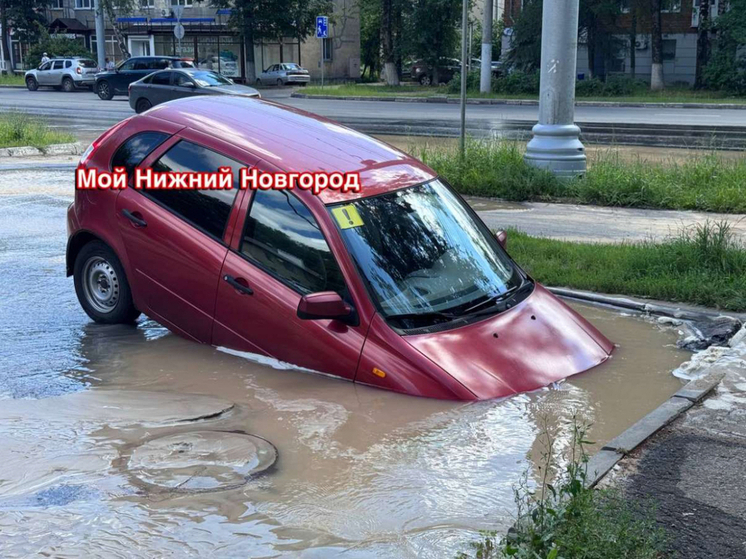 Автомобиль наполовину ушел под землю на улице Бекетова в Нижнем