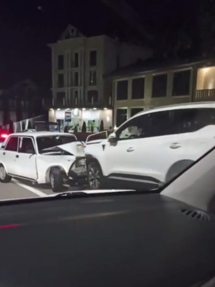 В Сочи лоб в лоб столкнулись «семёрка» и кроссовер