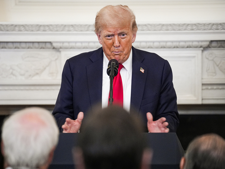 Президент США Дональд Трамп пообещал ввести пошлины в размере 100% в отношении России и её торговых партнеров, если в ближайшие 50 дней не будет урегулирован конфликт на Украине