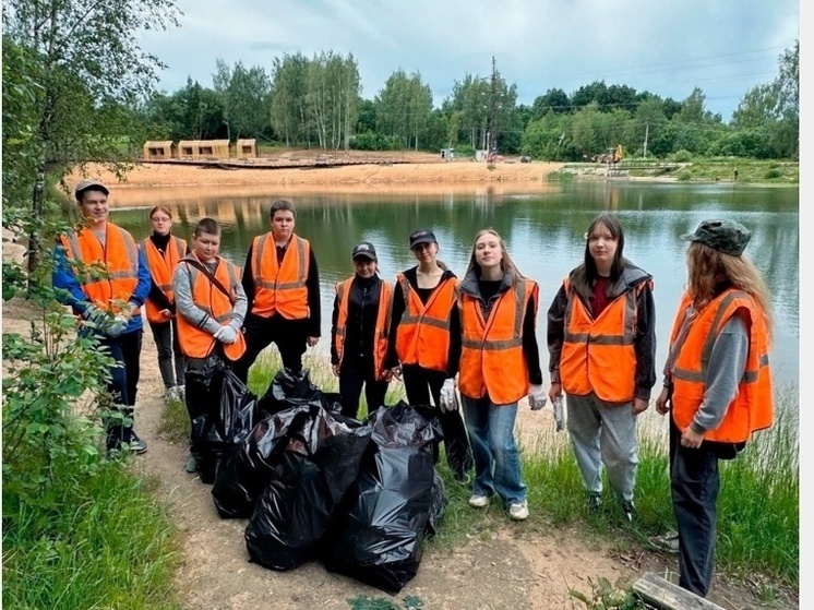 Смоленские подростки на летних каникулах занимаются благоустройством