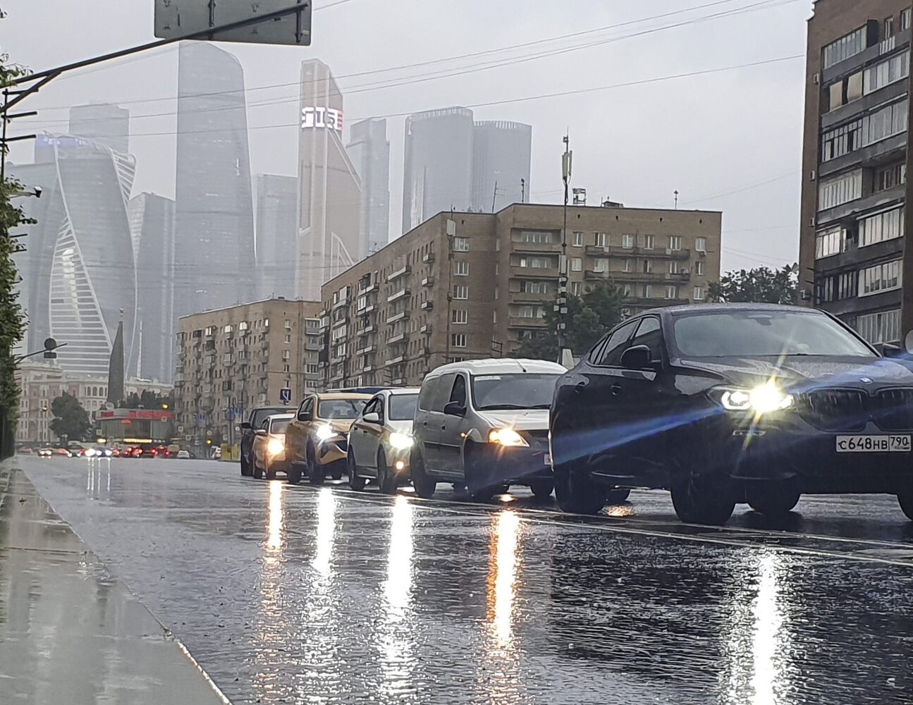 Parada de autobús inundada