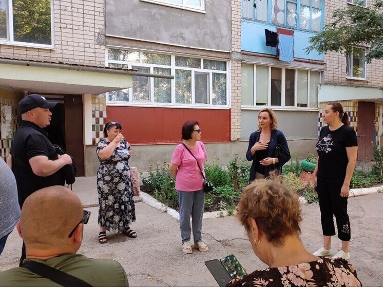 В поселке Новотроицкое Херсонской области продолжается обсуждение вопроса предоставления компенсаций людям, чьи квартиры оказались затоплены во время ремонта крыш многоквартирных домов