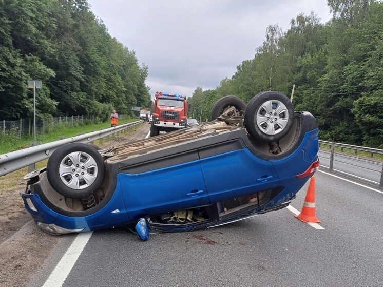 В Смоленском районе на трассе М-1 перевернулся Хёндэ Крета