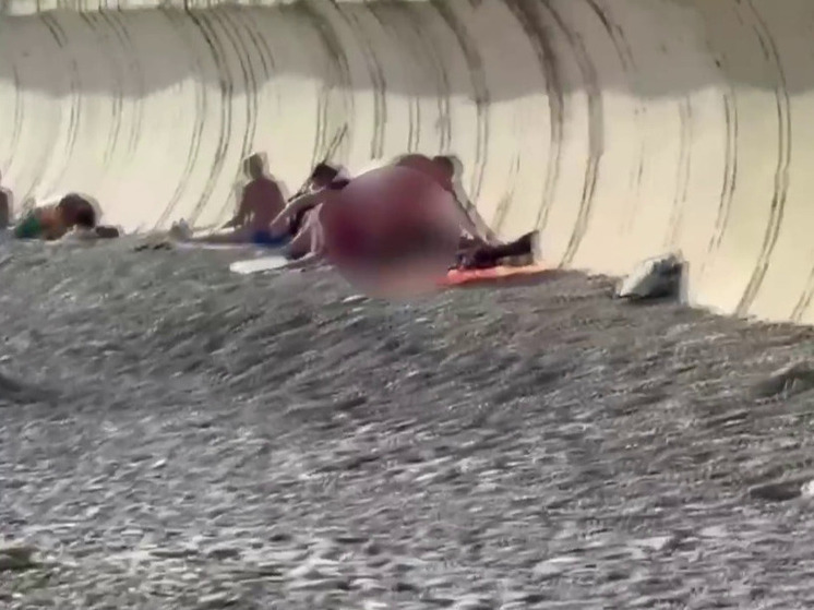 Мужчины на пляже в Сочи забыли нормы приличия и загорали без одежды