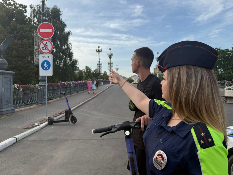 В Орле Госавтоинспекция провела рейд против самокатчиков на улице Ленина