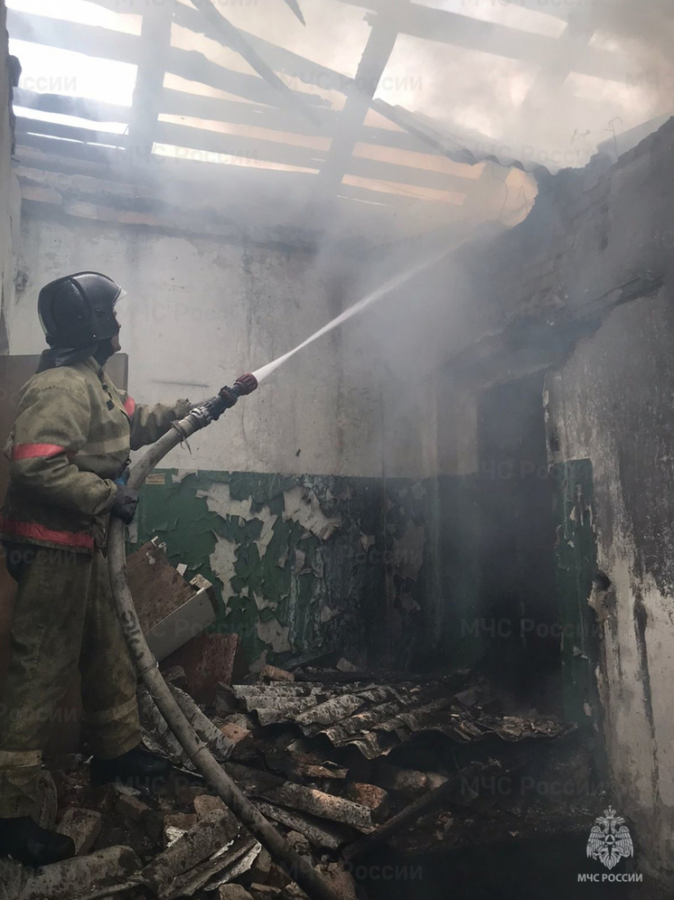 В Орле тушили пожар нежилого дома на Щепной площади