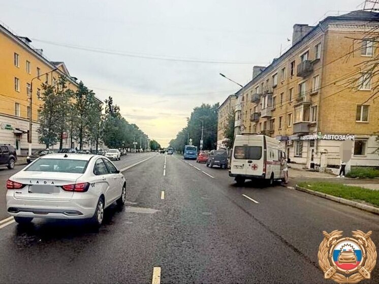 Мужчина перебегал дорогу и попал под колеса машины в Твери