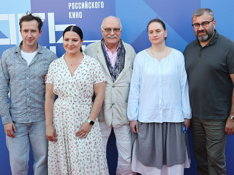 Nikita Mikhalkov in the chair of a theater director switched to street slang