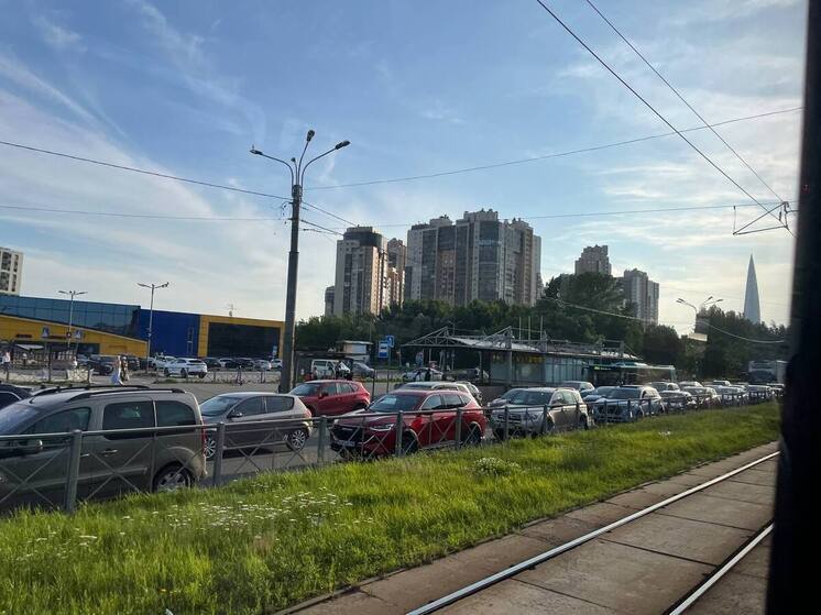 Петербуржцы жарятся в автомобилях в глухой пробке на Савушкина