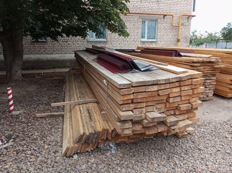 Курганские строители восстанавливают кровлю жилых домов в ЛНР