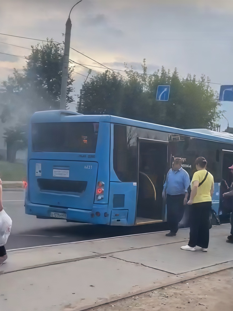 В Твери автобус задымился от жары