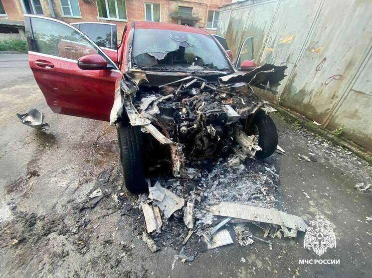 Неизвестные подожгли красную иномарку в Тверской области