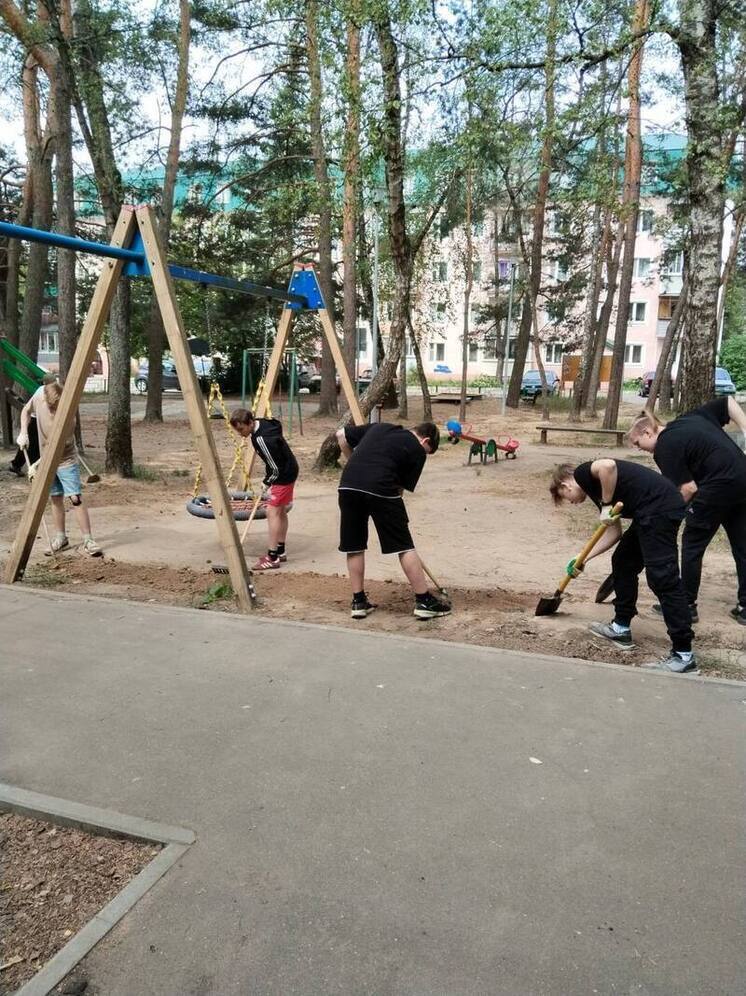 Участники летних трудовых бригад наводят порядок в Протвино