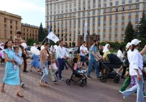 Тысячи горожан собрались в центре Челябинска в День семьи, любви и верности — 8 июля