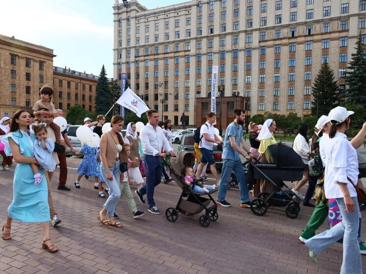 Тысячи горожан собрались в центре Челябинска в День семьи, любви и верности — 8 июля