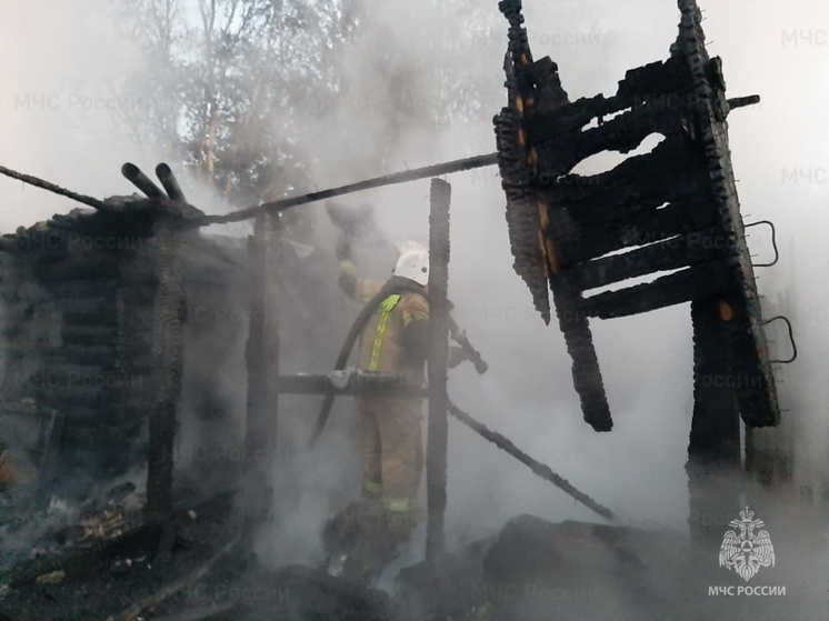 В свердловском поселке сгорели постройки на площади 200 квадратных метров