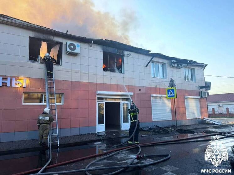 В Краснодаре спасатели тушат пожар в двухэтажном административном здании на улице Гоголя