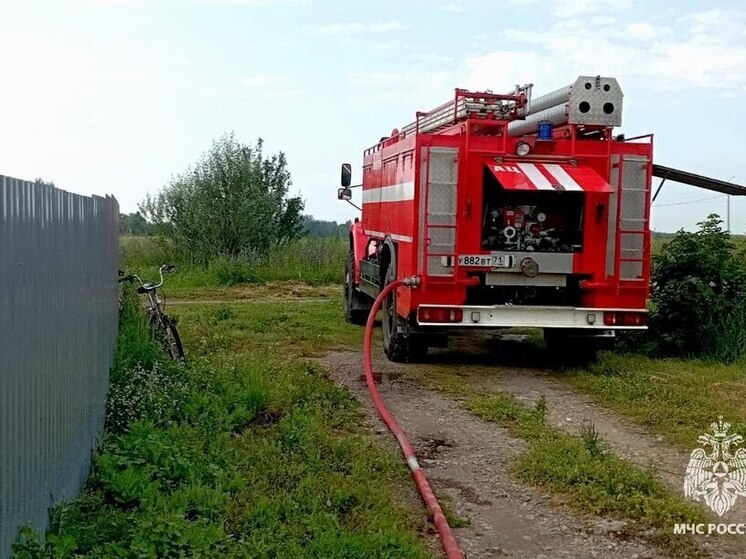 В Плавском районе огнеборцы потушили пожар в хозпостройке