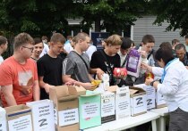 В Центре по профориентации и трудоустройству молодежи прошла традиционная патриотическая акция по сбору гуманитарной помощи для участников спецоперации «Доброе дело