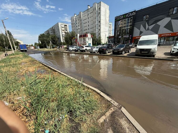 Море у дома: жители улицы Куликова рассказали о проблемах с дорогой и лужами