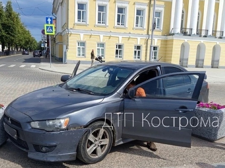 ДТП на Сусаниской: автомобиль въехал в бетонные клумбы в центре Костромы