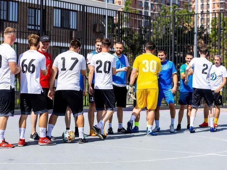  В Краснодаре состоялся товарищеский матч по мини-футболу между жителями микрорайона «Самолёт» и футбольным клубом «Арсенал»