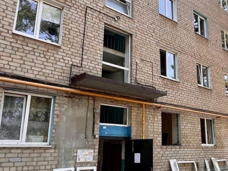 В Азове завершается остекление окон с балконов в домах поврежденных после атаки БПЛА